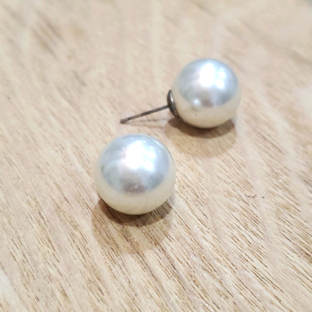 Jumbo pearl earrings